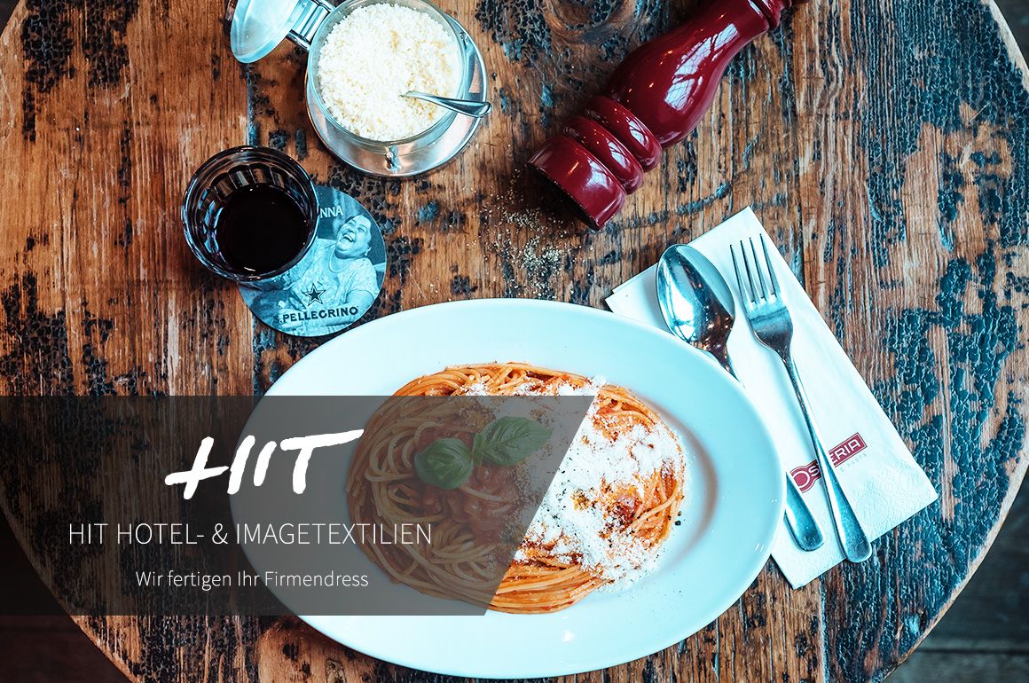  Teller Nudeln mit Getränk und Parmesan auf einem Holztisch